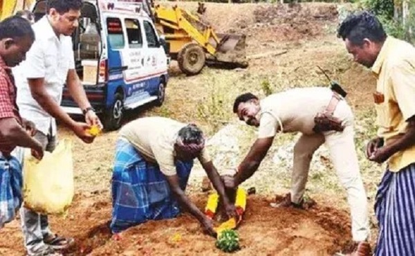 Hindus and Muslims bury the body of a Christian preacher