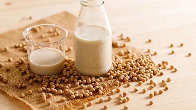 சோயா பாலின் நன்மை, தீமைகள்: தினமும் குடிக்கலாமா? யாரெல்லாம் கவனமாக இருக்க வேண்டும்?