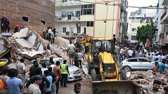 டெல்லியில் விடுதி கட்டிடம் இடிந்து விபத்து: பலி எண்ணிக்கை 6 ஆக உயர்வு!